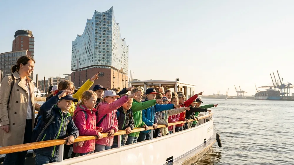 Hafenrundfahrt Hamburg – Schulklasse auf einer Barkasse mit Elbphilharmonie im Hintergrund