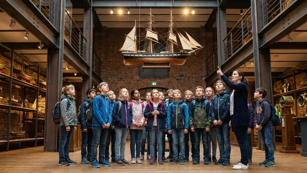 Internationales Maritimes Museum Hamburg – Schulklasse betrachtet ein Segelschiff-Modell im Kaispeicher