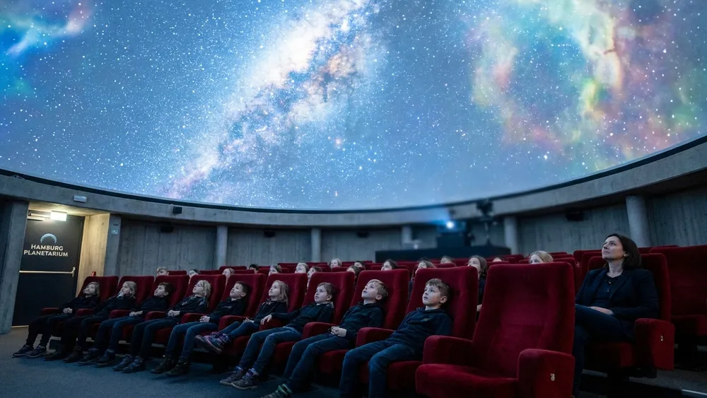 Planetarium Hamburg – Schulklasse blickt in den Kuppelhimmel mit Sternenprojektion