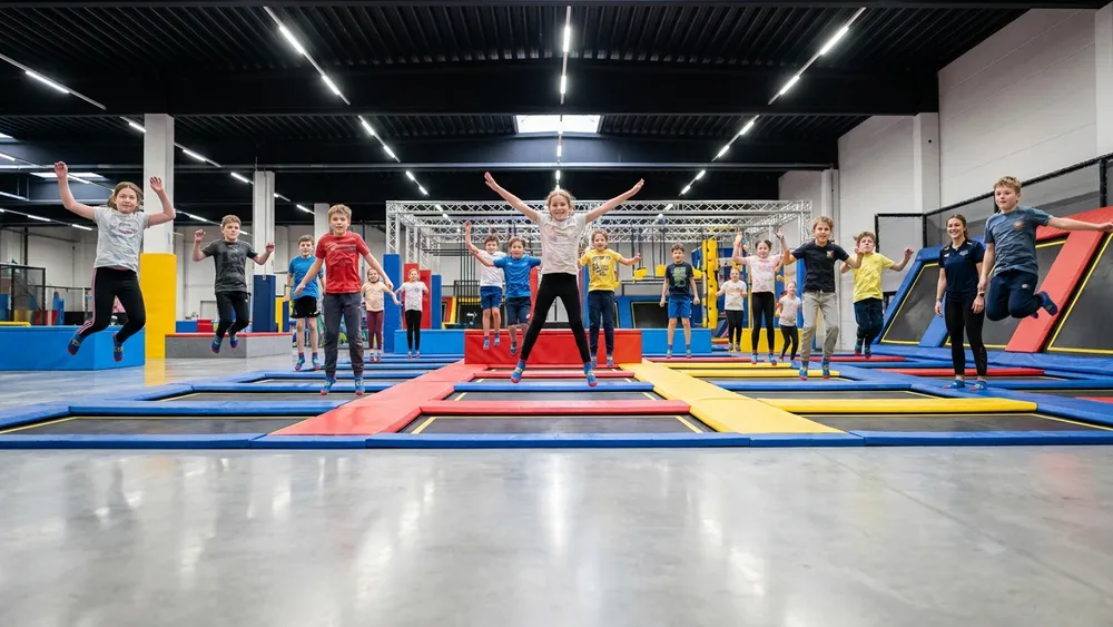 SPRUNG.RAUM Hamburg – Schulklasse springt gleichzeitig auf Trampolinen im großen Park