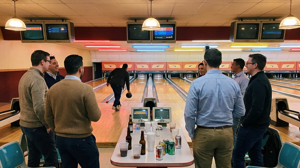 Bowling in Hamburg – Team jubelt an einer Bahn bei Gilde Bowling in Wandsbek