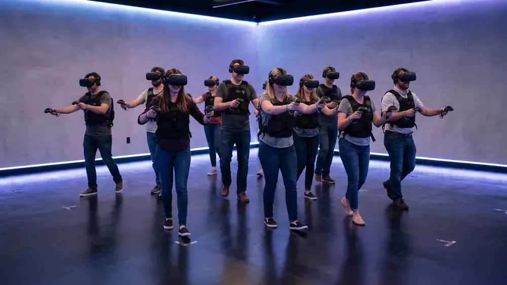 YULLBE Wunderland VR in Hamburg – Kollegen mit VR-Brillen erkunden eine virtuelle Welt in der Speicherstadt