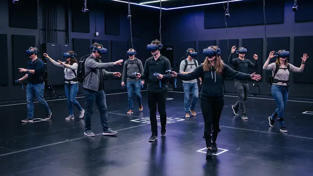 YULLBE Wunderland VR in Hamburg – Kollegen mit VR-Brillen erkunden eine virtuelle Welt in der Speicherstadt