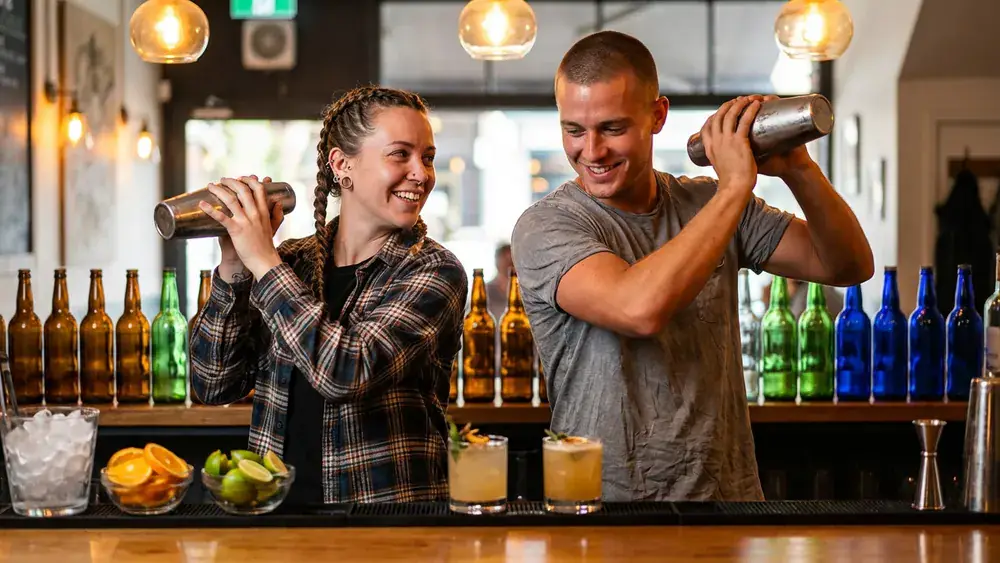 Cocktailkurs in Hannover – Zwei Personen mixen Cocktails an einer Bar