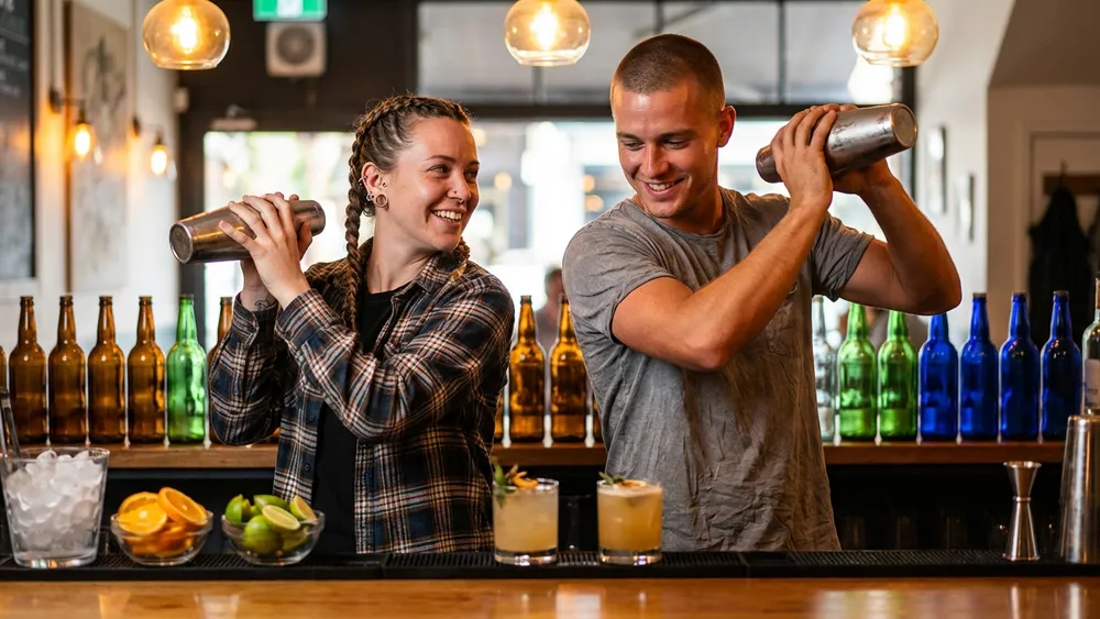 Cocktailkurs in Hannover – Zwei Personen mixen Cocktails an einer Bar