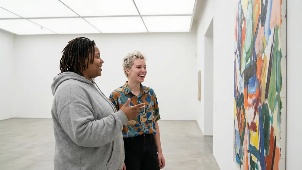 Sprengel Museum in Hannover – Zwei Personen betrachten moderne Kunst in einer hellen Galerie