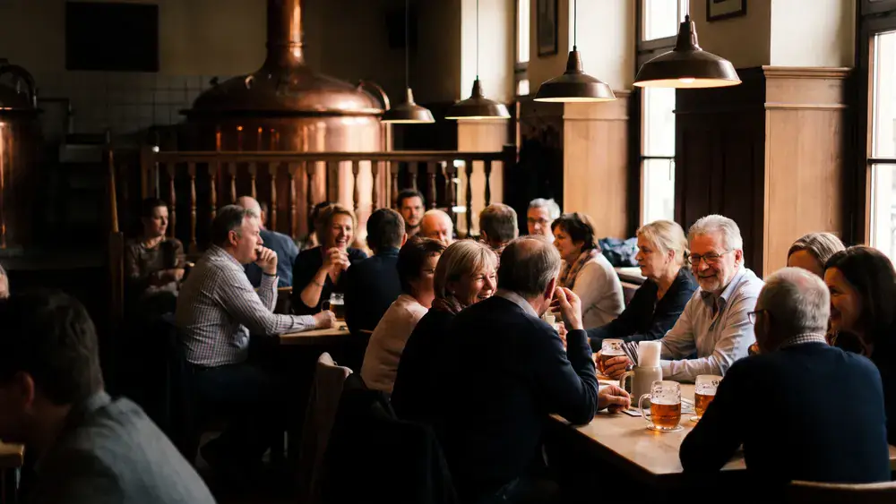 Brauhaus in Hannover – Kollegen trinken an langen Tischen im Brauhaus Ernst-August in der Innenstadt