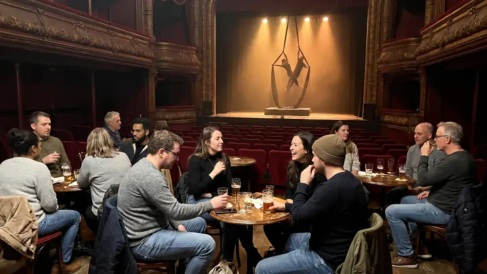 GOP Varieté in Hannover – Kollegen sitzen im historischen Theatersaal mit Blick auf die Bühne