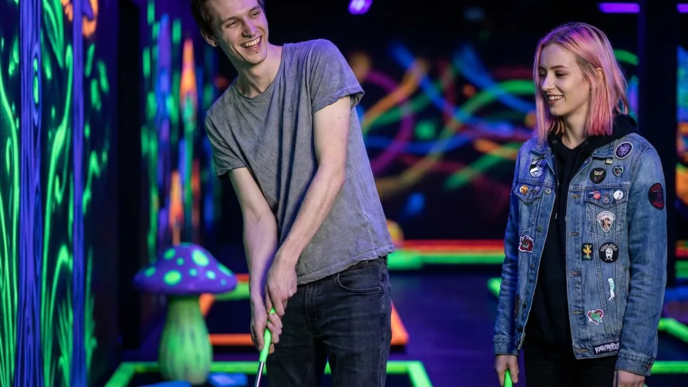 NeonGolf in Hannover – Zwei Personen spielen Schwarzlicht-Minigolf in bunter Neon-Atmosphäre