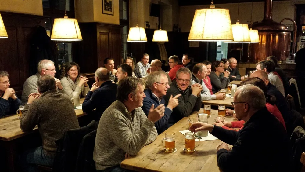 Brauhaus in Hannover – Gruppe trinkt an langen Tischen im Brauhaus Ernst-August in der Innenstadt