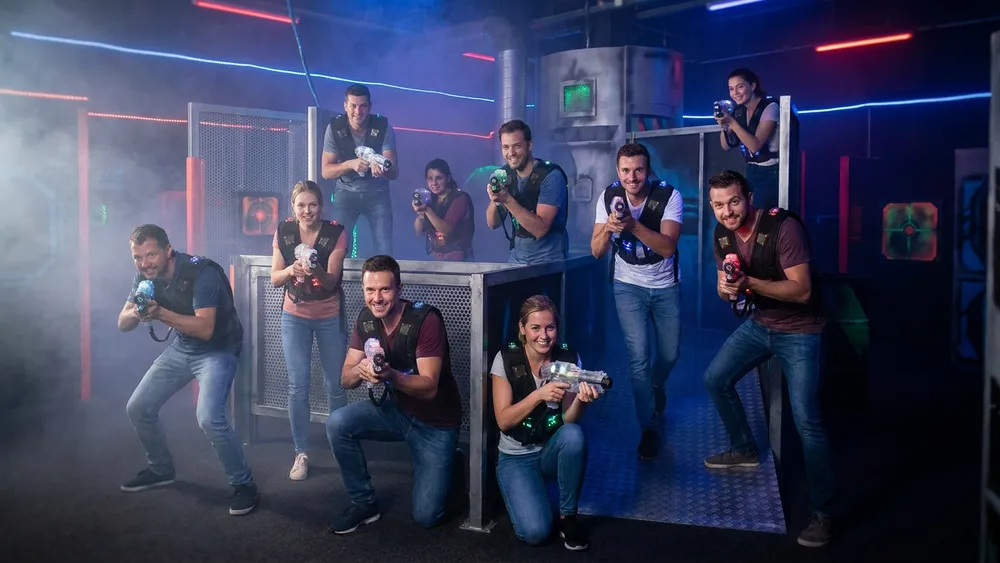 Lasertag in Hannover – Gruppe mit Sensorwesten spielt in einer dunklen Neon-Arena
