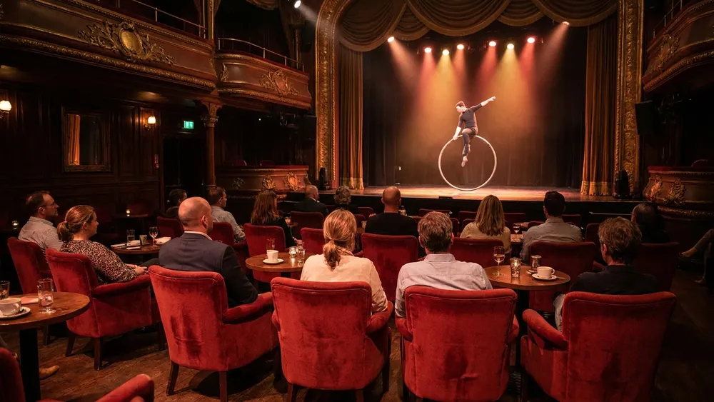GOP Varieté in Hannover - Erwachsene sitzen im historischen Theatersaal mit Blick auf die Bühne