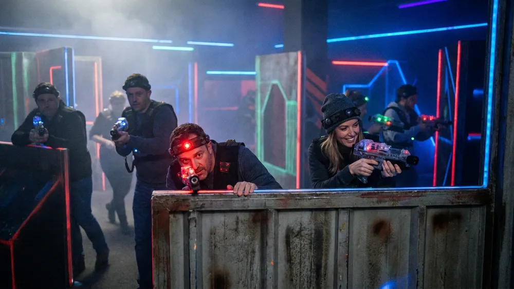 Lasertag in Hannover - Erwachsene in taktischer Ausrüstung in einer dunklen Neon-Arena