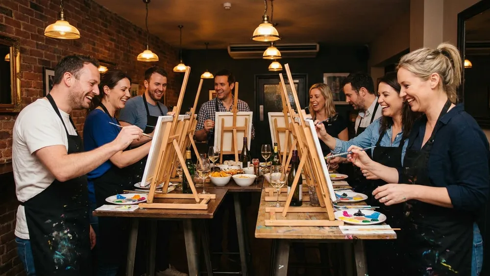 Painting Party in Hannover - Erwachsene malen an Staffeleien mit Wein in gemütlicher Bar-Atmosphäre