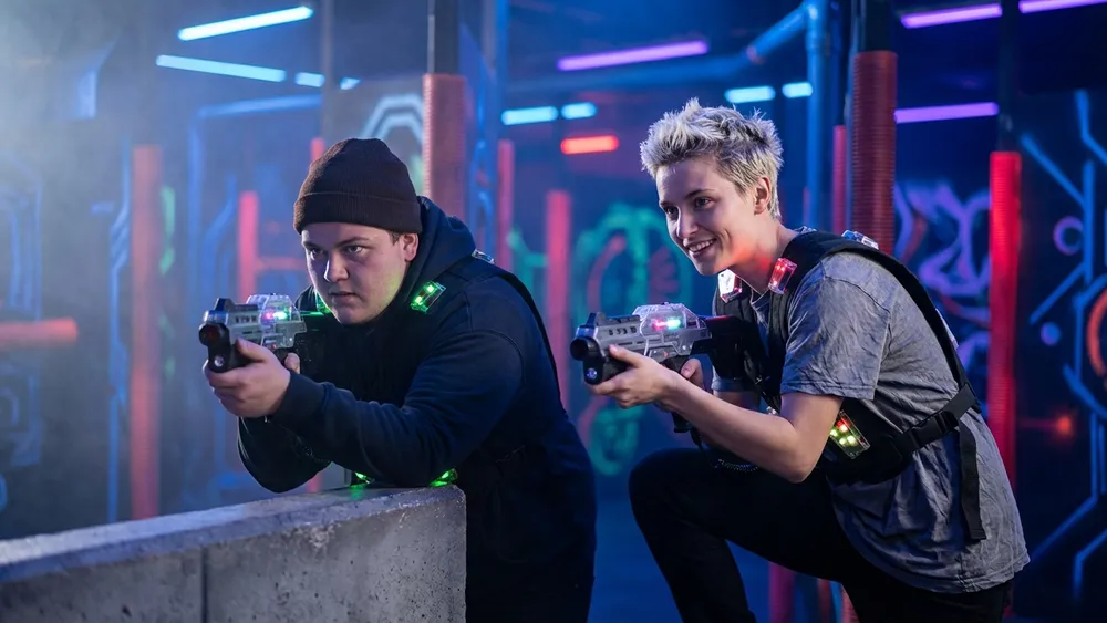 Lasertag in Hannover – Team in tactical vests spielt in einer dunklen Neon-Arena