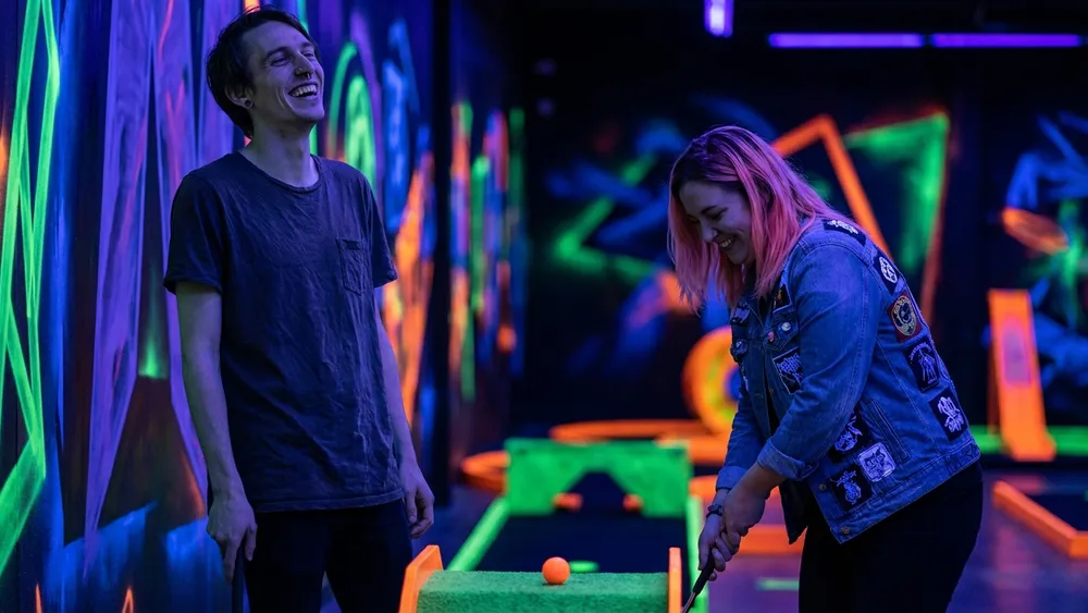 Schwarzlicht Minigolf in Hannover – Team spielt mit 3D-Brillen Minigolf in leuchtender Neonwelt
