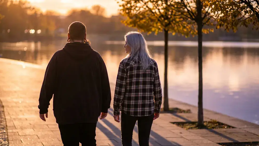 Maschsee Spaziergang in Hannover – Zwei Personen laufen am Seeufer entlang