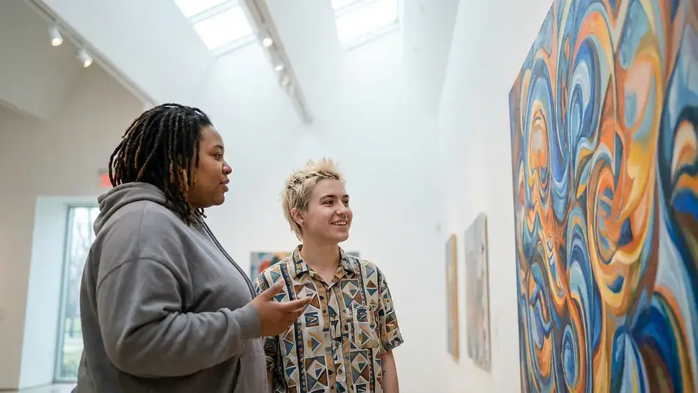 Sprengel Museum in Hannover – Zwei Personen betrachten moderne Kunst in einer hellen Galerie