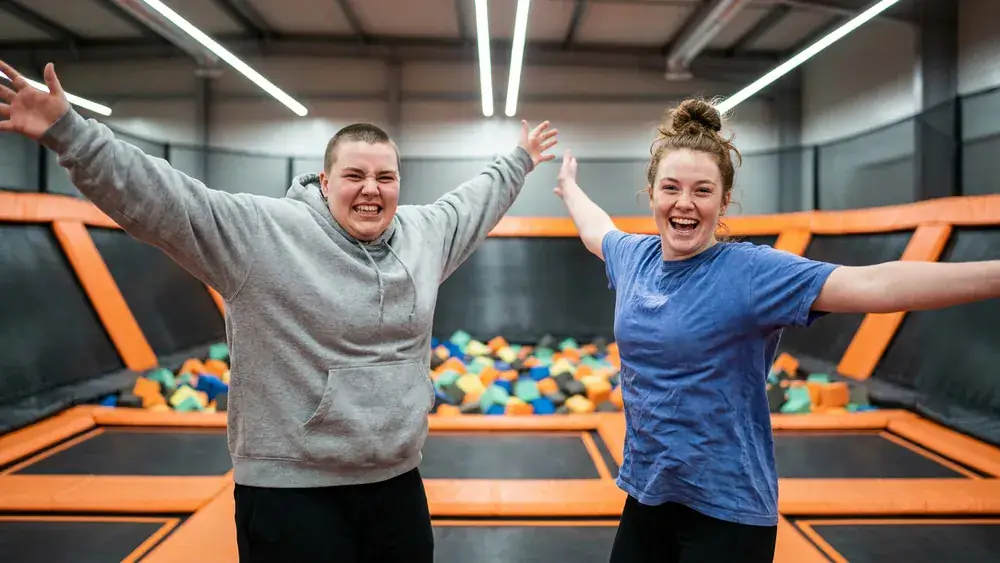 Superfly Trampolinpark in Hannover – Zwei Personen springen auf vernetzten Trampolinen