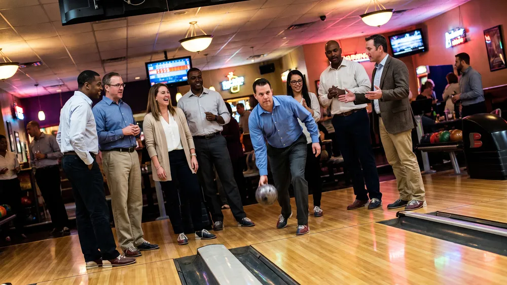 Bowling in Hannover – Team feuert an einer Bahn bei TOMS Bowling einen Wurf an