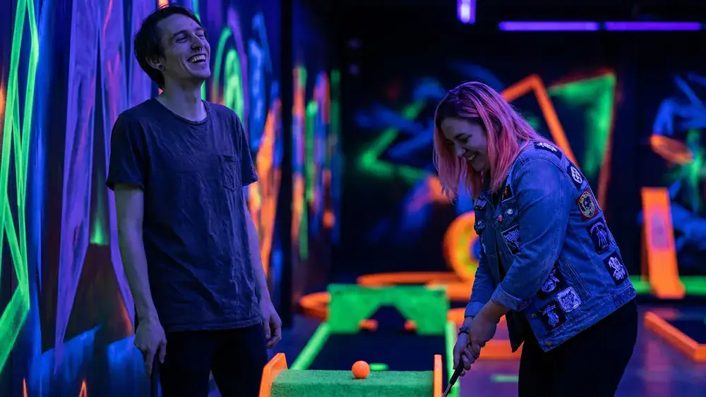 Schwarzlicht Minigolf in Hannover – Team spielt mit 3D-Brillen Minigolf in leuchtender Neonwelt