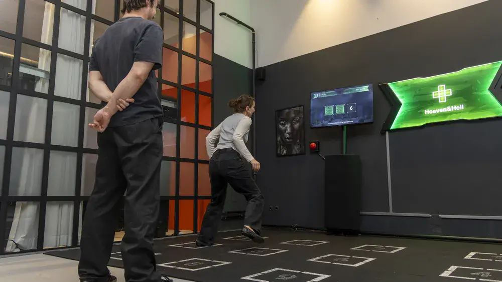 Gamer Gameshow in Hannover – Kollegen spielen begeistert an beleuchteten Spielstationen