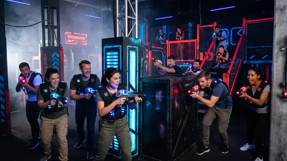 Lasertag in Hannover – Kollegen in tactical vests spielen in einer dunklen Neon-Arena