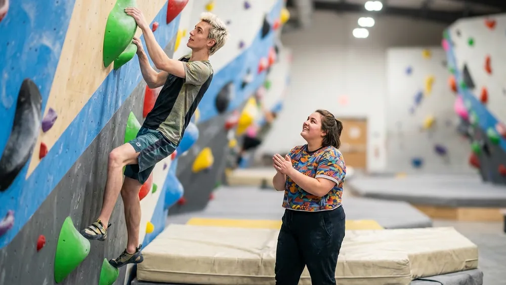 Kletterzentrum Nordhessen in Kassel – zwei Personen an der Kletterwand