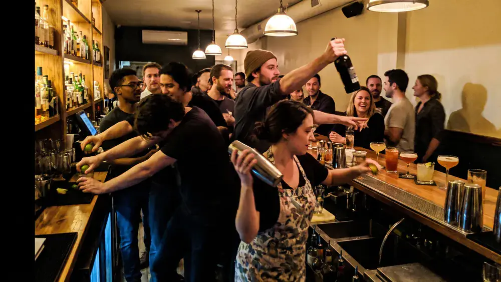 Cocktailkurs in Kassel – Kollegen mixen Cocktails an der Bar im Vorderen Westen