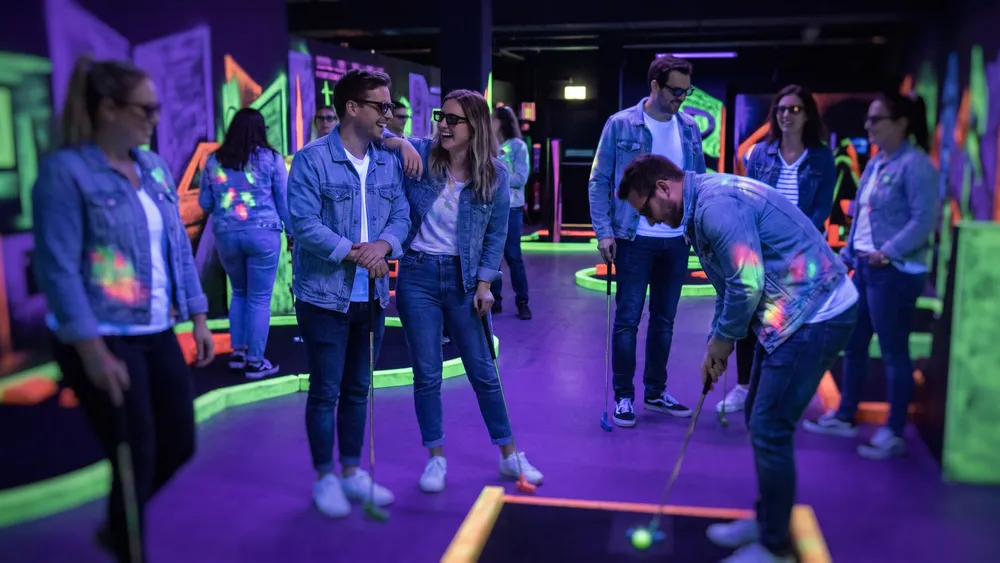 NeonGolf bei funXperience Kassel – Kollegen spielen Schwarzlicht-Minigolf mit 3D-Brillen