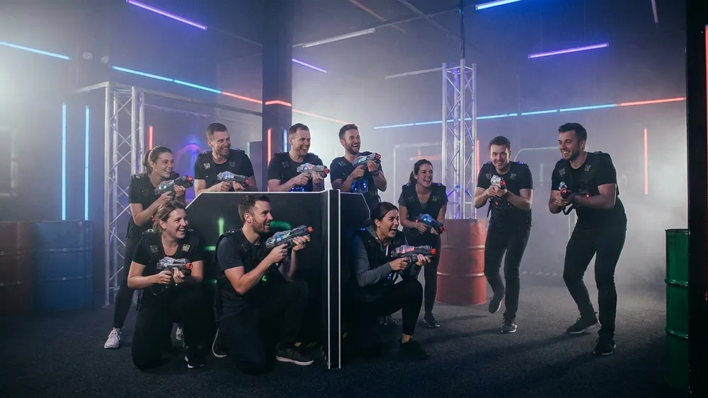 Lasertag bei funXperience Kassel – Gruppe mit Sensorwesten spielt in einer dunklen Neon-Arena
