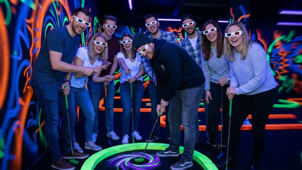 NeonGolf bei funXperience Kassel – Gruppe spielt Schwarzlicht-Minigolf mit 3D-Brillen