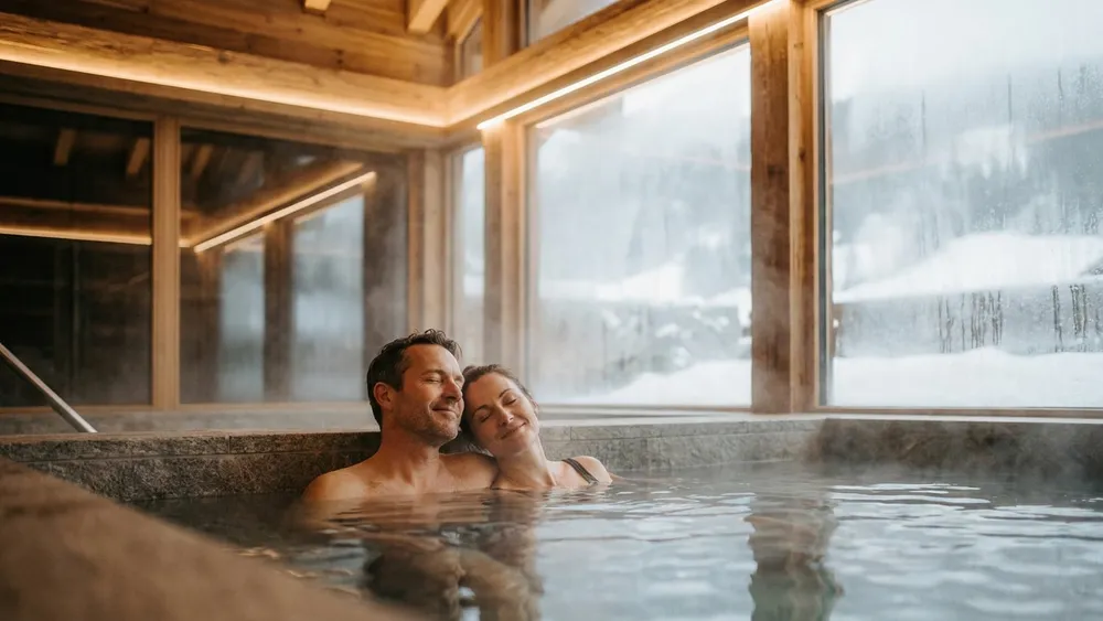 Kurhessen Therme in Kassel - Erwachsene entspannen im warmen Thermalbecken