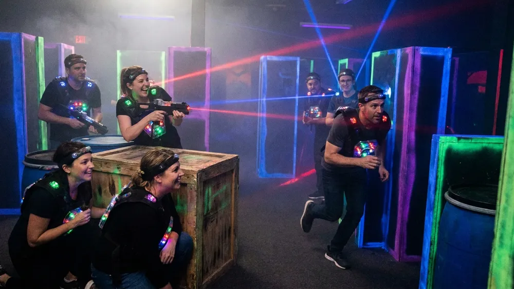 Lasertag bei funXperience Kassel - Erwachsene in der Schwarzlicht-Arena