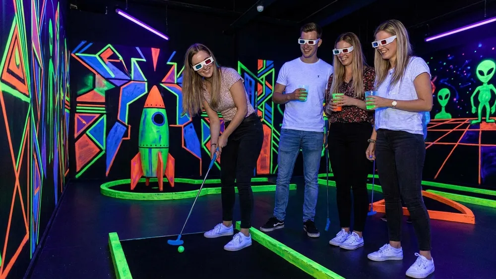 NeonGolf bei funXperience Kassel - Erwachsene spielen Schwarzlicht-Minigolf mit 3D-Brille