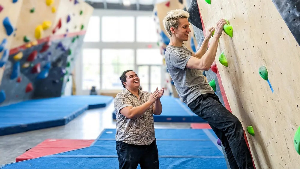 DAV Kletterzentrum Nordhessen Kassel – Team bouldert an bunten Griffen