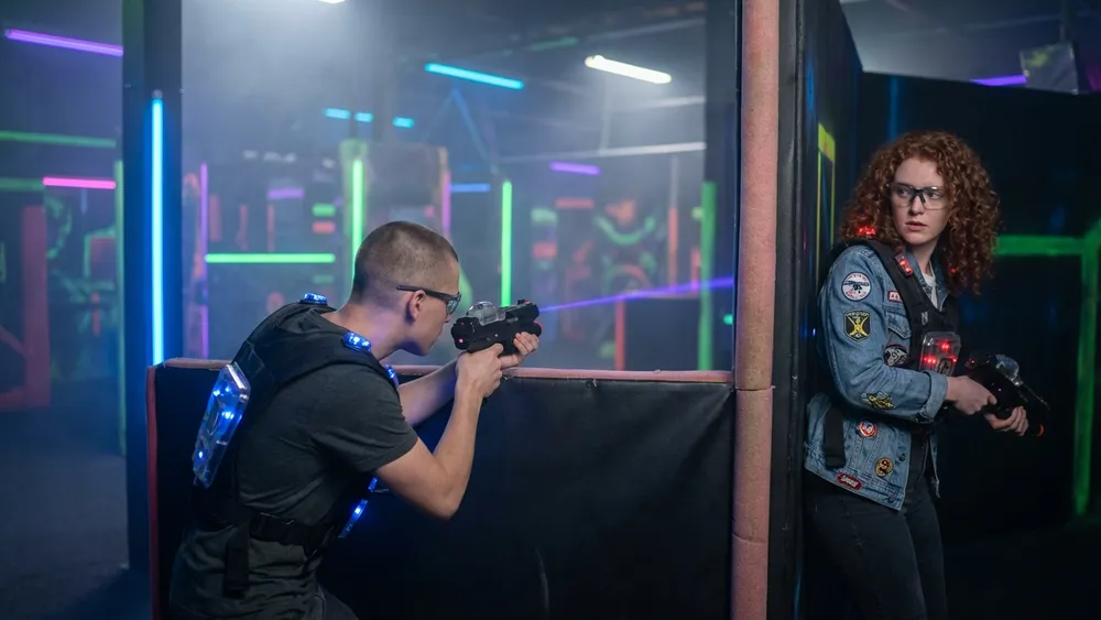 Lasertag bei funXperience Kassel – Team in tactical vests spielt in einer dunklen Neon-Arena