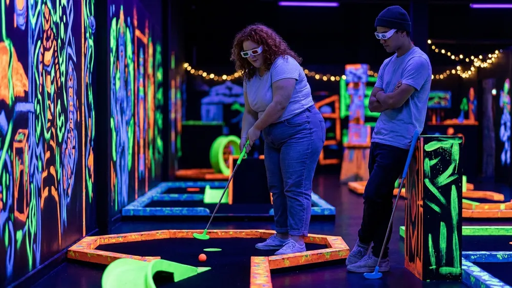 NeonGolf bei funXperience Kassel – Team spielt Schwarzlicht-Minigolf mit 3D-Brillen