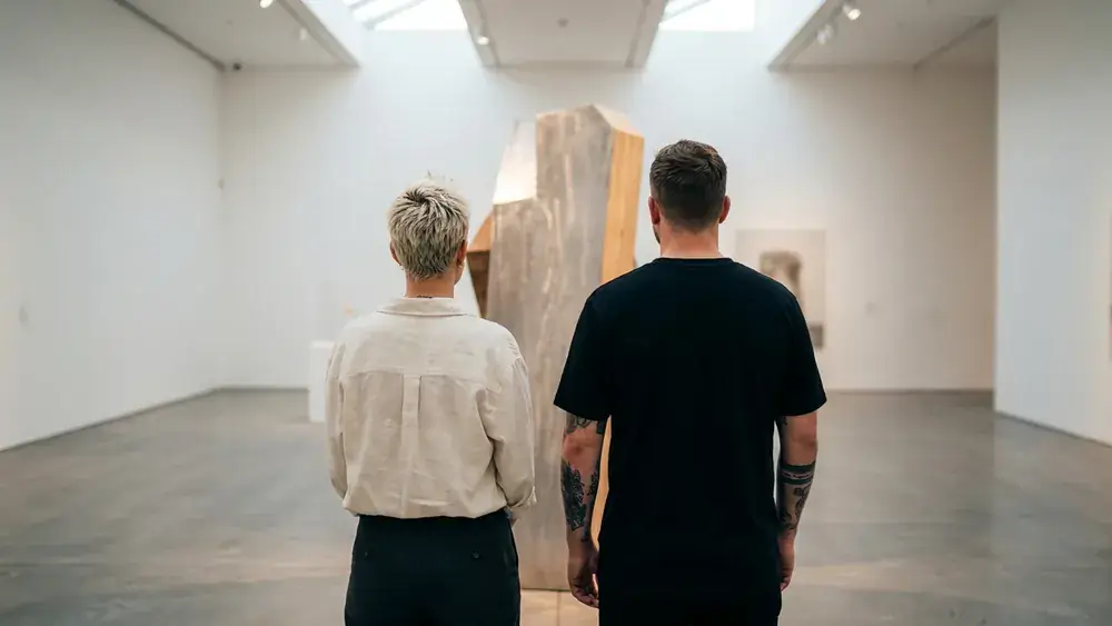 Fridericianum Kassel – Zwei Besucher in einer Ausstellung zeitgenössischer Kunst am Friedrichsplatz