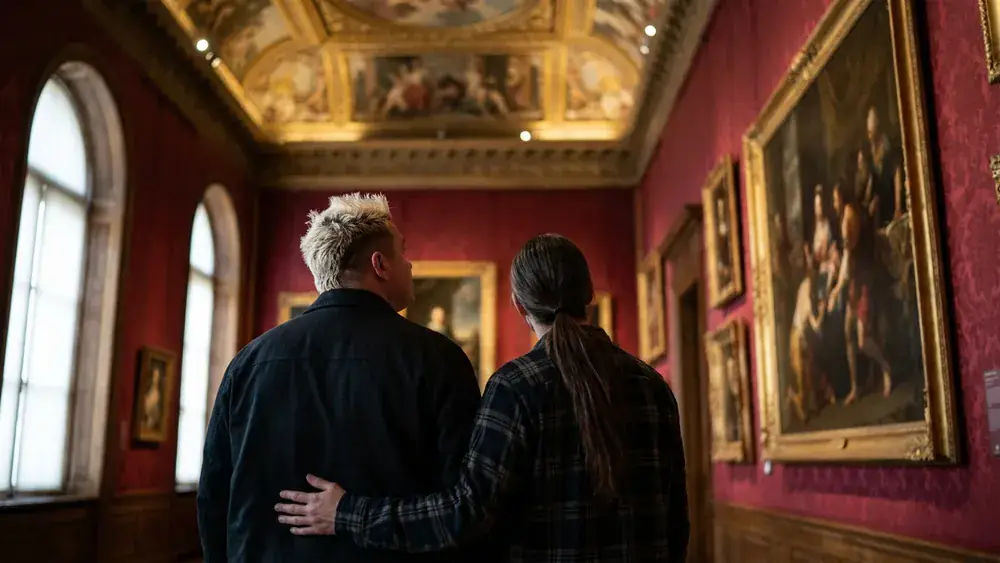 Gemäldegalerie Alte Meister in Kassel – Zwei Besucher vor Altmeister-Gemälden im Schloss Wilhelmshöhe