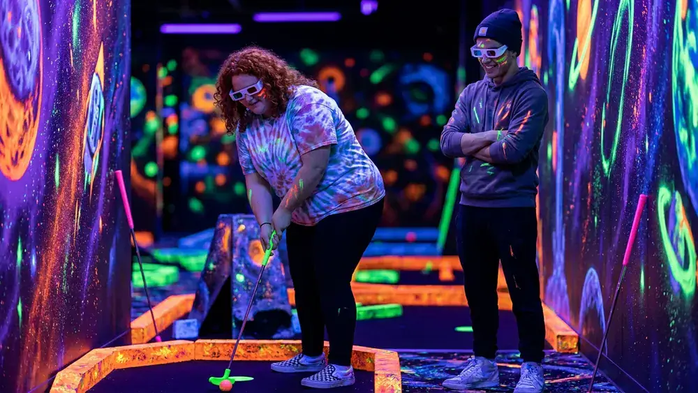 NeonGolf bei funXperience Kassel – Schwarzlicht Minigolf mit 3D-Effekten