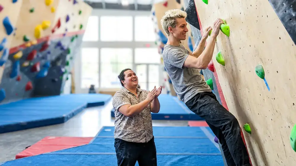 DAV Kletterzentrum Nordhessen Kassel – Team bouldert an bunten Griffen