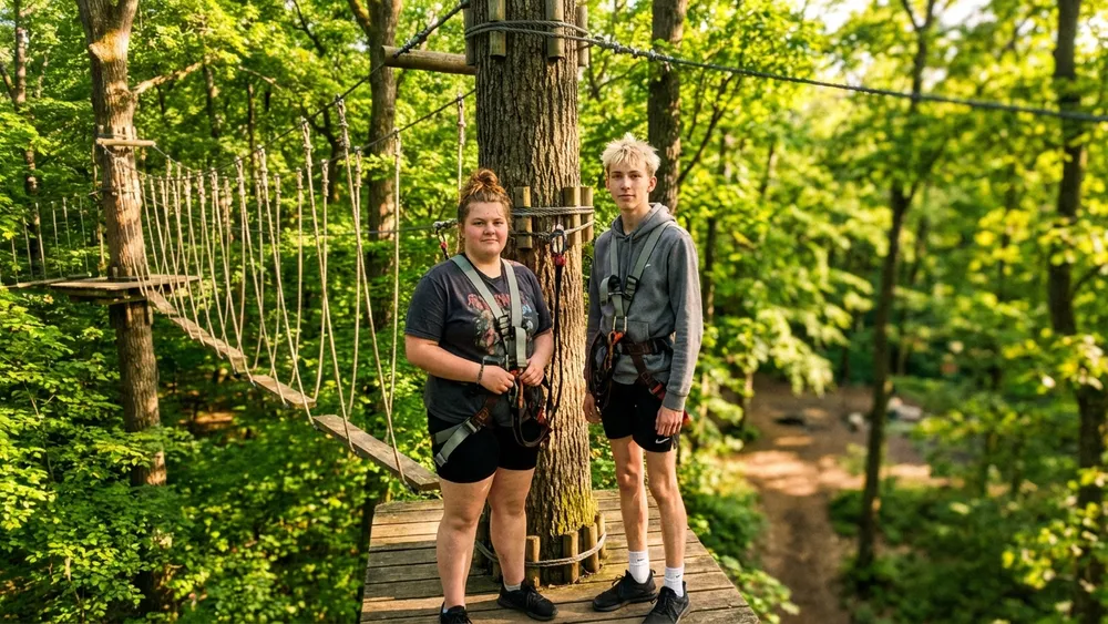 Kletterwald Kassel – Schüler klettern durch einen Hochseilparcours zwischen den Baumwipfeln