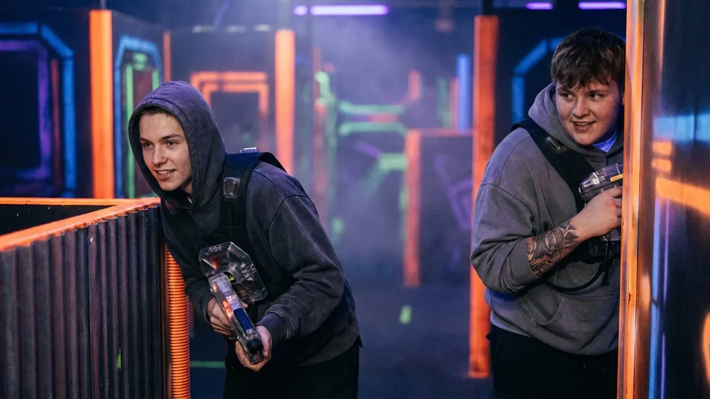 Lasertag Kassel – Schüler spielen Lasertag in einer neonbeleuchteten Arena