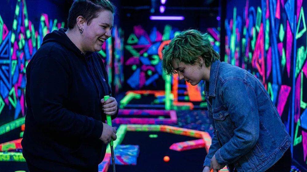 NeonGolf Kassel – Schüler spielen Schwarzlicht-Minigolf in leuchtenden Neonfarben