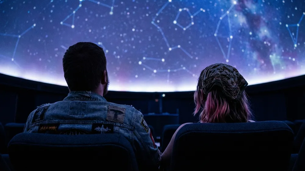 Planetarium Kassel – Schüler schauen auf den projizierten Sternenhimmel unter der Kuppel