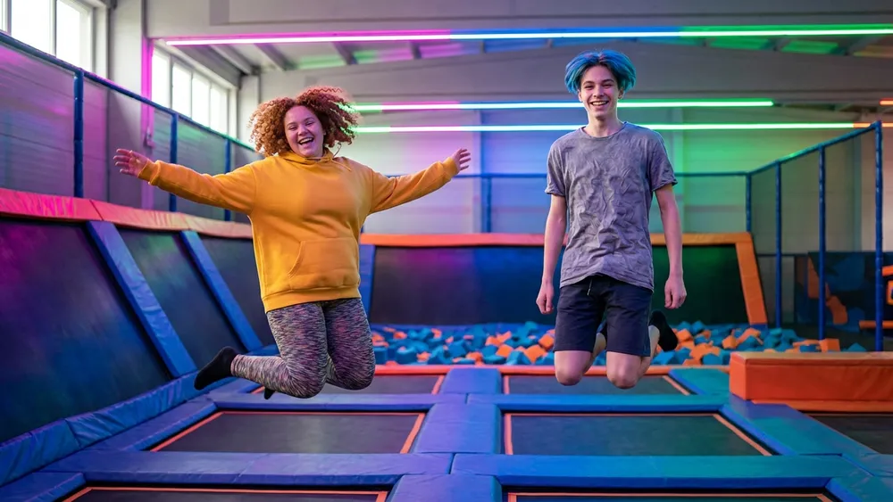 Superfly Trampolinpark Kassel – Schüler springen auf verbundenen Trampolinen