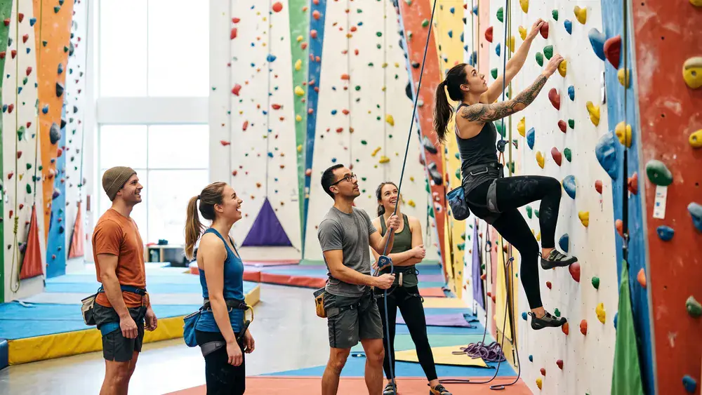 DAV Kletterzentrum Nordhessen Kassel – Kollegen bouldern bei der Weihnachtsfeier an bunten Griffen