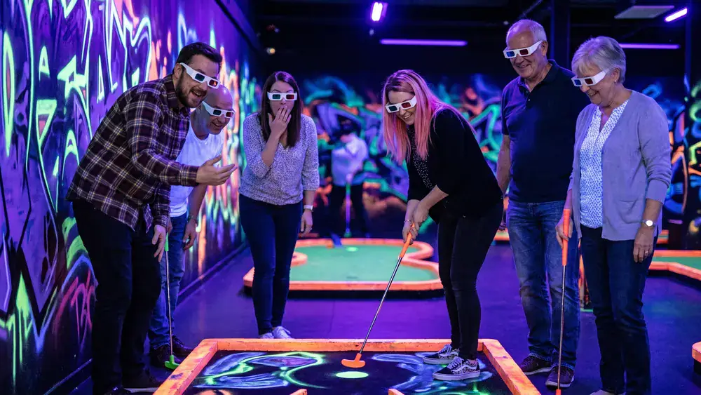 NeonGolf bei funXperience Kassel – Kollegen feiern und spielen Schwarzlicht-Minigolf mit 3D-Brillen