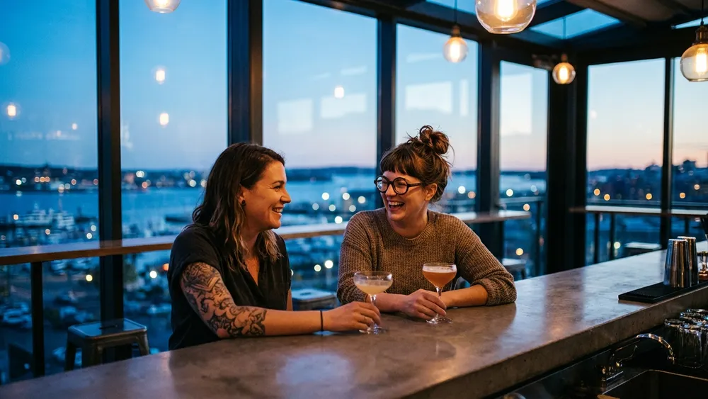 Deck 8 Bar in Kiel – Zwei Personen an der Bar mit Panoramablick auf die Förde